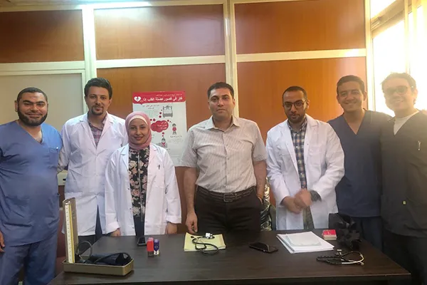 صورة جماعية مع فريق العمل بالمستشفى