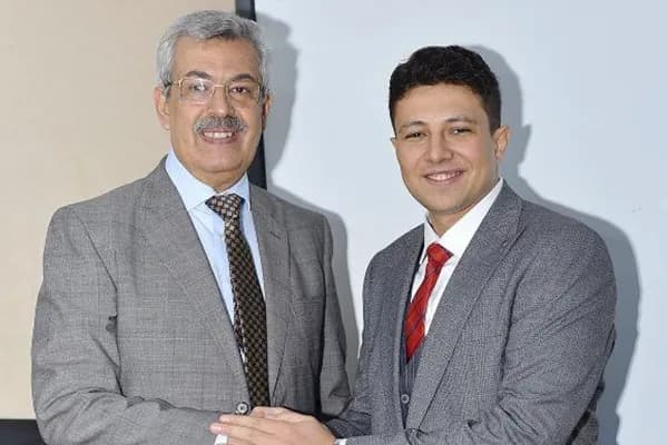 مع أحد الأساتذة في مناسبة علمية