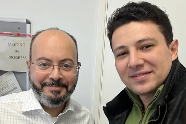 مع أحد الأساتذة خلال التدريب بالخارج